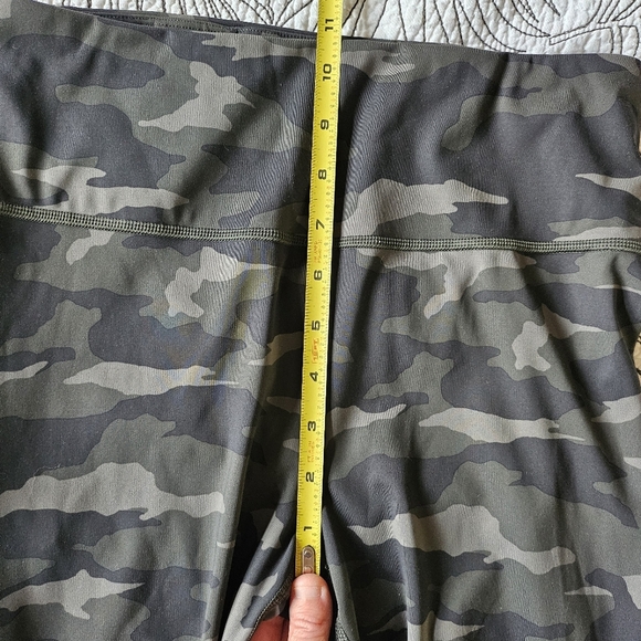 VGUC Athleta Ultimate 7/8 Tight Camo Green Black Small Pocket - Picture 12 of 14